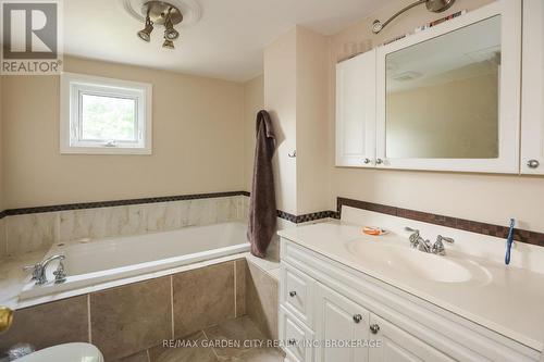 539 King Street, Welland (773 - Lincoln/Crowland), ON - Indoor Photo Showing Bathroom