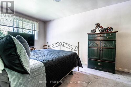 5811 Hillcrest Crescent, Niagara Falls (205 - Church'S Lane), ON - Indoor Photo Showing Bedroom