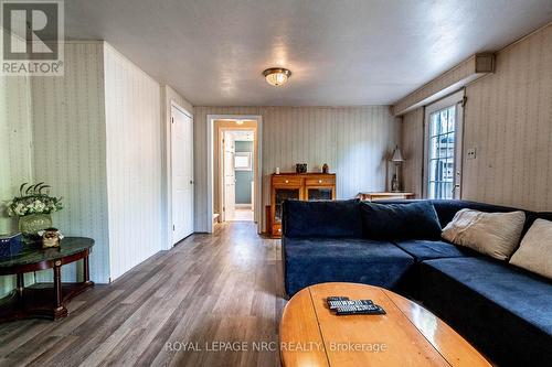 5811 Hillcrest Crescent, Niagara Falls (205 - Church'S Lane), ON - Indoor Photo Showing Living Room