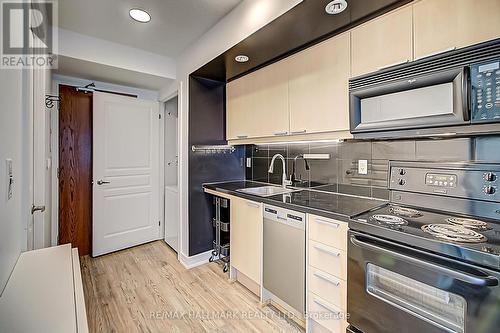 406 - 19 Avondale Avenue, Toronto, ON - Indoor Photo Showing Kitchen