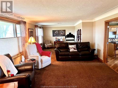 9670 Longwoods Road, Chatham, ON - Indoor Photo Showing Living Room