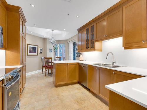 Kitchen - 504-5845 Av. Marc-Chagall, Côte-Saint-Luc, QC - Indoor Photo Showing Kitchen With Double Sink