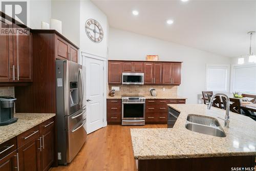 515 Antler Crescent, Warman, SK - Indoor Photo Showing Kitchen With Stainless Steel Kitchen With Double Sink With Upgraded Kitchen