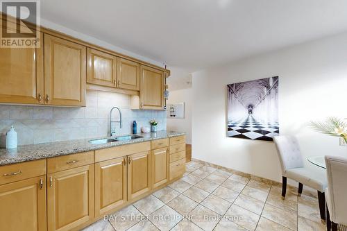 351 Blue Grass Boulevard W, Richmond Hill, ON - Indoor Photo Showing Kitchen With Double Sink