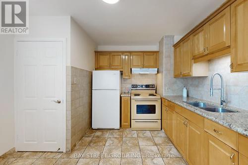 351 Blue Grass Boulevard W, Richmond Hill, ON - Indoor Photo Showing Kitchen With Double Sink