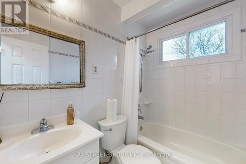 351 Blue Grass Boulevard W, Richmond Hill, ON - Indoor Photo Showing Bathroom