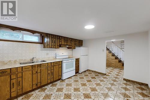 351 Blue Grass Boulevard W, Richmond Hill, ON - Indoor Photo Showing Kitchen With Double Sink