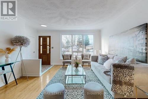 351 Blue Grass Boulevard W, Richmond Hill, ON - Indoor Photo Showing Living Room