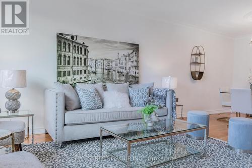 351 Blue Grass Boulevard W, Richmond Hill, ON - Indoor Photo Showing Living Room