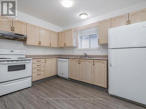 10 Larkin Drive, Barrie, ON - Indoor Photo Showing Kitchen