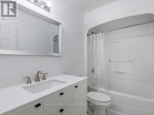 10 Larkin Drive, Barrie, ON - Indoor Photo Showing Bathroom