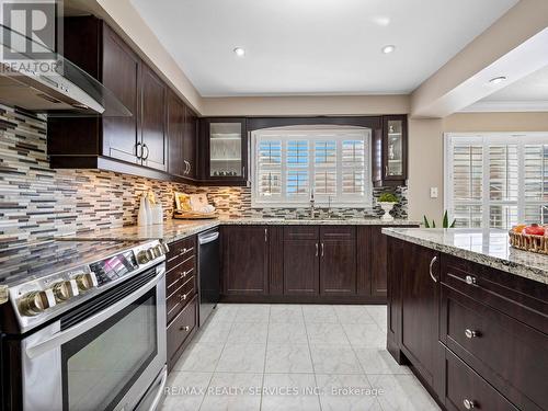 25 Ribbon Drive, Brampton, ON - Indoor Photo Showing Kitchen With Upgraded Kitchen