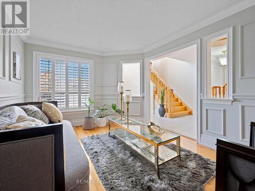 25 Ribbon Drive, Brampton, ON - Indoor Photo Showing Living Room