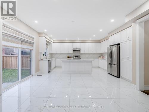 1527 Mendelson Heights, Milton, ON - Indoor Photo Showing Kitchen With Upgraded Kitchen