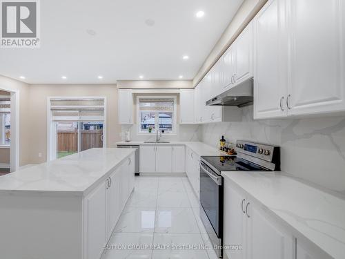 1527 Mendelson Heights, Milton, ON - Indoor Photo Showing Kitchen With Upgraded Kitchen