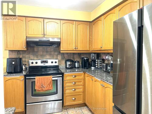 19 River Rock Crescent, Brampton, ON - Indoor Photo Showing Kitchen