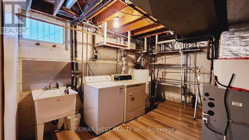 3161 The Credit Woodlands, Mississauga, ON - Indoor Photo Showing Laundry Room