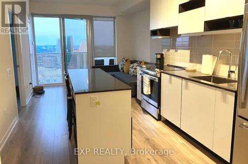 3605 - 4065 Confederation Parkway, Mississauga, ON - Indoor Photo Showing Kitchen