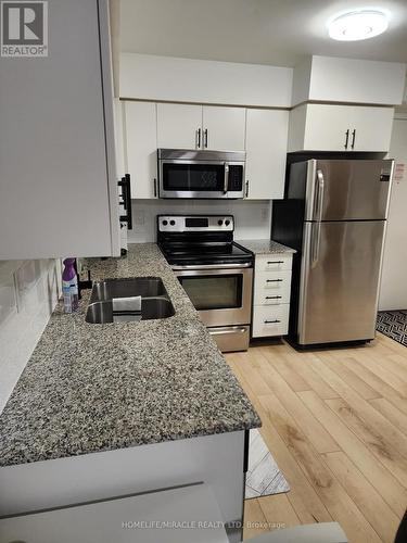 407 - 800 Lawrence Avenue W, Toronto, ON - Indoor Photo Showing Kitchen With Double Sink With Upgraded Kitchen