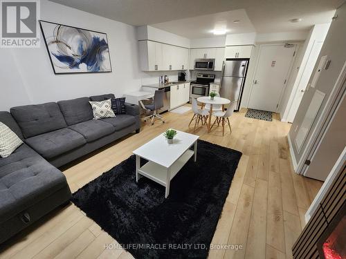 407 - 800 Lawrence Avenue W, Toronto, ON - Indoor Photo Showing Living Room