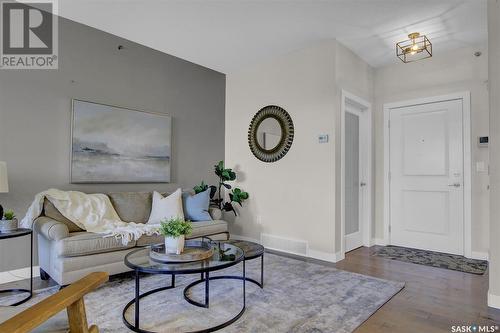 402 1515 Anson Road, Regina, SK - Indoor Photo Showing Living Room