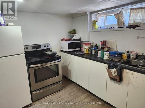 25 Amos Avenue, Waterloo, ON - Indoor Photo Showing Kitchen