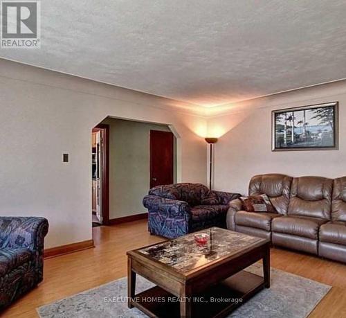 25 Amos Avenue, Waterloo, ON - Indoor Photo Showing Living Room