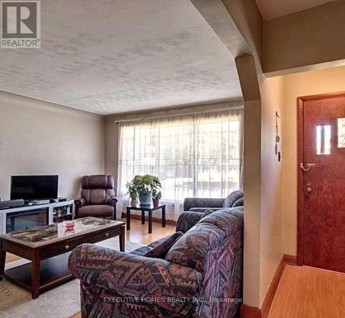 25 Amos Avenue, Waterloo, ON - Indoor Photo Showing Living Room