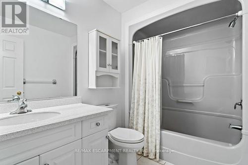 107 Dorchester Drive, Grimsby, ON - Indoor Photo Showing Bathroom