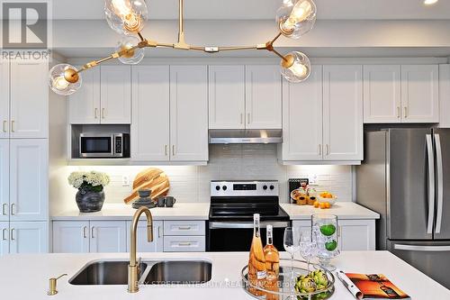 71 Freeman William Street, Markham, ON - Indoor Photo Showing Kitchen With Double Sink With Upgraded Kitchen