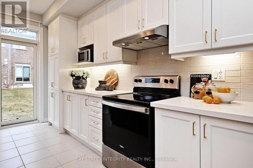 71 Freeman William Street, Markham, ON - Indoor Photo Showing Kitchen With Upgraded Kitchen