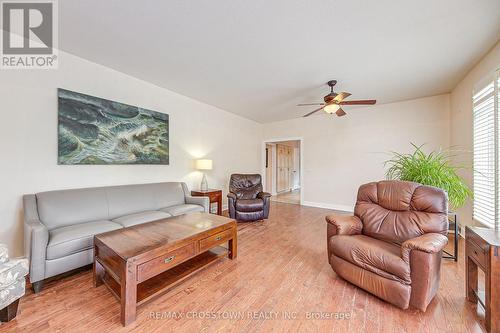 1104 Alfred Street, Innisfil, ON - Indoor Photo Showing Living Room