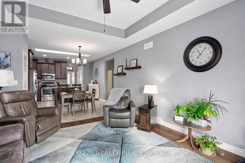 32 Abbott Street, Strathroy-Caradoc (Se), ON - Indoor Photo Showing Living Room