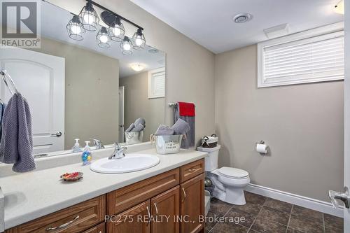 32 Abbott Street, Strathroy-Caradoc (Se), ON - Indoor Photo Showing Bathroom