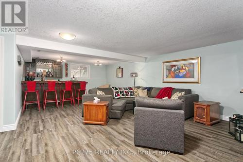 32 Abbott Street, Strathroy-Caradoc (Se), ON - Indoor Photo Showing Living Room