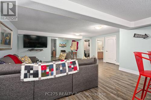 32 Abbott Street, Strathroy-Caradoc (Se), ON - Indoor Photo Showing Living Room