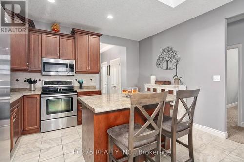 32 Abbott Street, Strathroy-Caradoc (Se), ON - Indoor Photo Showing Kitchen