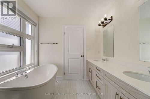 2808 Heardcreek Trail, London, ON - Indoor Photo Showing Bathroom