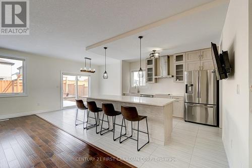 2808 Heardcreek Trail, London, ON - Indoor Photo Showing Kitchen With Upgraded Kitchen