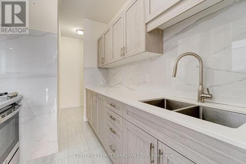 2808 Heardcreek Trail, London, ON - Indoor Photo Showing Kitchen With Double Sink With Upgraded Kitchen