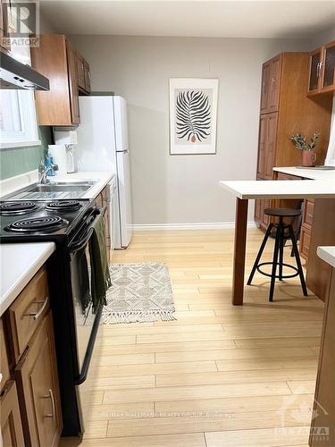 687 Melbourne Avenue, Ottawa, ON - Indoor Photo Showing Kitchen