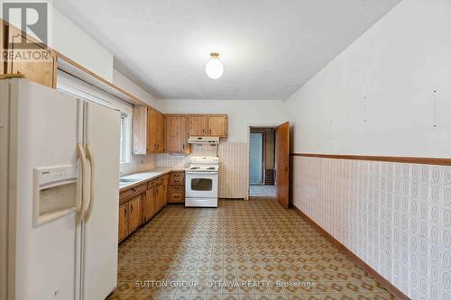 212 Cambridge Street N, Ottawa, ON - Indoor Photo Showing Kitchen