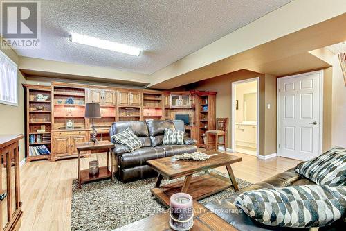 6690 Beattie Street, London, ON - Indoor Photo Showing Living Room