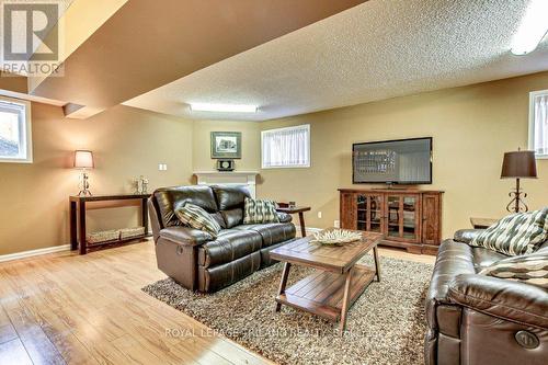 6690 Beattie Street, London, ON - Indoor Photo Showing Living Room