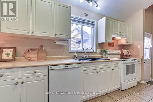 6690 Beattie Street, London, ON - Indoor Photo Showing Kitchen With Double Sink