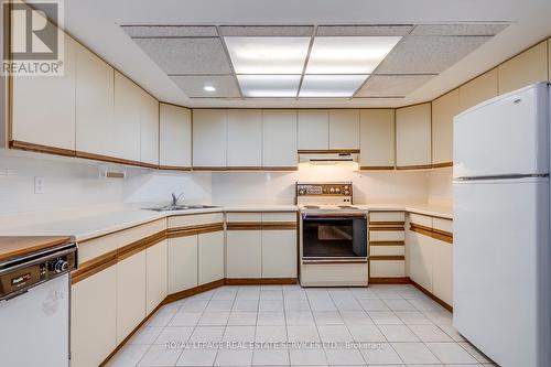 1143 Chapelton Place, Oakville, ON - Indoor Photo Showing Kitchen With Double Sink