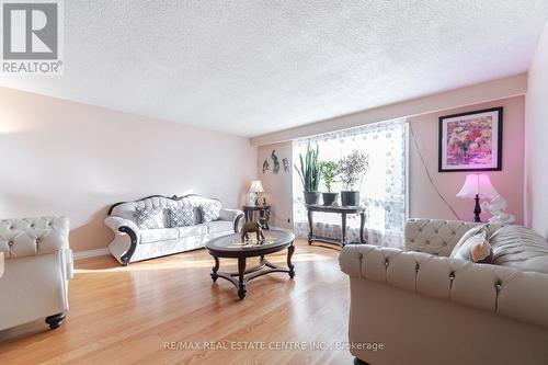 17 Ashurst Crescent, Brampton, ON - Indoor Photo Showing Living Room