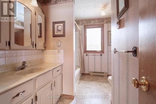 725 11Th Street W, Owen Sound, ON - Indoor Photo Showing Bathroom