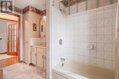 725 11Th Street W, Owen Sound, ON - Indoor Photo Showing Bathroom