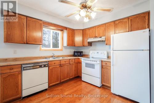 725 11Th Street W, Owen Sound, ON - Indoor Photo Showing Kitchen With Double Sink